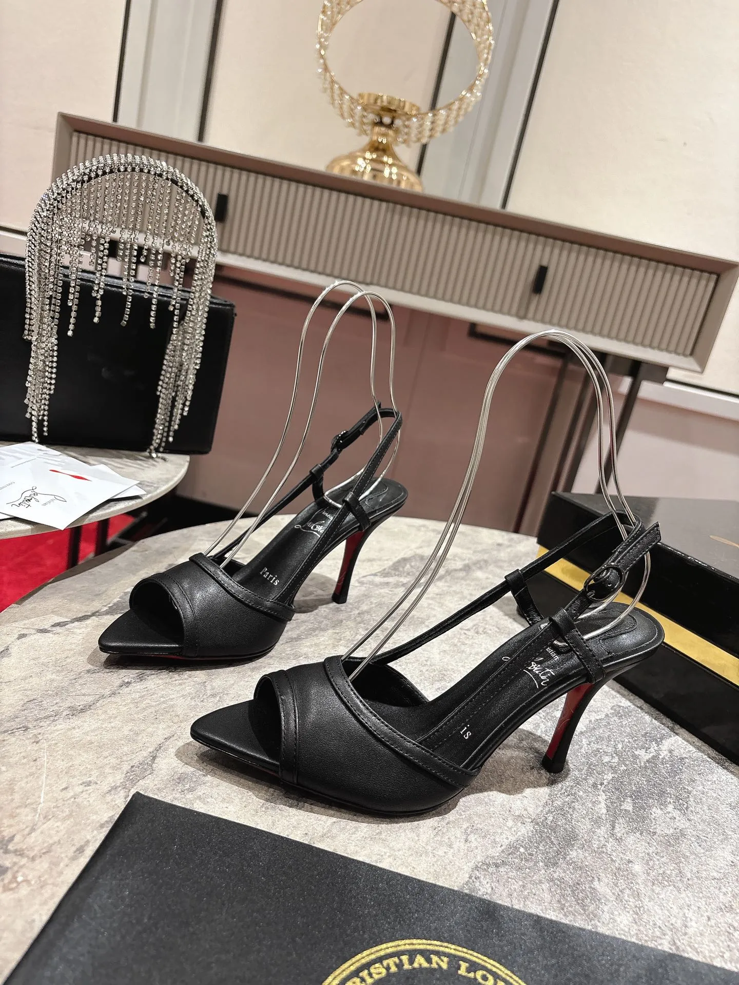 👟👟Ex-factory price 640👟👟 🆑❥∙Back empty sandals🦋✪ꫛꫀw.✔︎ Featuring a slightly pointed toe and slim straps, this model is crafted in white calfskin with an 85mm heel height and added hand-placed crystals on the front. It features our signature Louboutin red sole with Christian Louboutin's signature and heart-shaped stamped logo on the insole. Size: 34 yards-43 yards (34.40.41.42. Customized, non-refundable and non-exchangeable‼️, 43 yards➕20💰) Heel height: 8.5 Color: white black